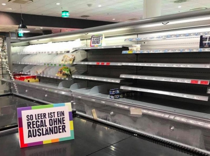 In un giorno come un altro, i clienti del supermercato sono entrati per fare spesa, ma non hanno trovato i soliti prodotti sugli scaffali.