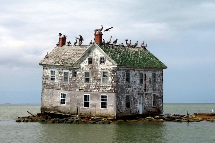 1. Cette maison abandonnée dans le Maryland (USA) disparaît lentement dans l'océan.