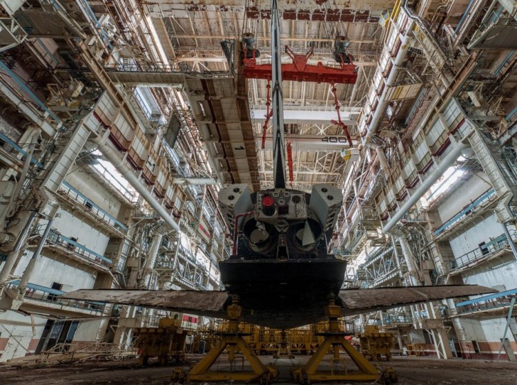 10. Russisches Shuttle Buran in einem verlassenen Hangar aus der Sowjetzeit