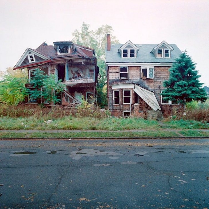 3. Degradierte Häuser am Rande von Detroit, einer Stadt, in der viele Stadtteile wieder in die Natur zurückgeführt wurden