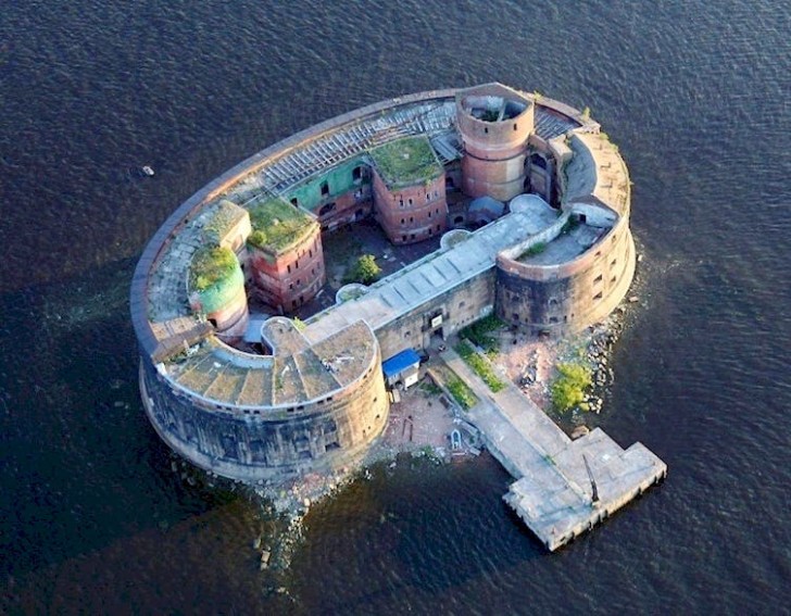 6. Diese Festung wurde gebaut, um die Pest vom Festland (St. Petersburg, Russland) zu isolieren und zu untersuchen