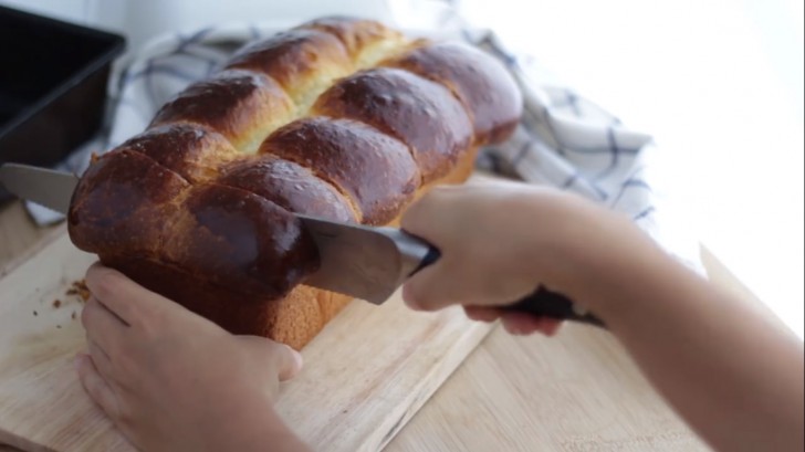 Sfornate, tagliate e godetevi fino all'ultima briciola di questo delizioso pane!