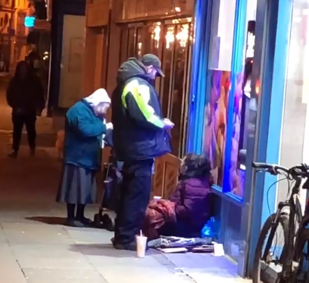 Den här lilla mormorn som förser hemlösa med mat på kalla vinternätter har berört människor om i världen - 1