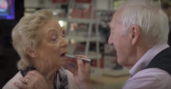 Kvinnan håller på att förlora synen så mannen lär sig att sminka henne vid 84 års ålder - 1