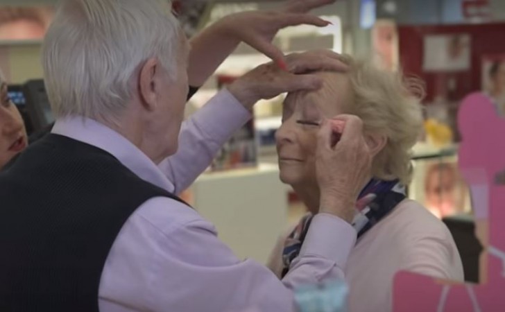 Kvinnan håller på att förlora synen så mannen lär sig att sminka henne vid 84 års ålder - 2