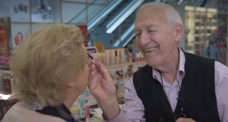 Kvinnan håller på att förlora synen så mannen lär sig att sminka henne vid 84 års ålder - 4
