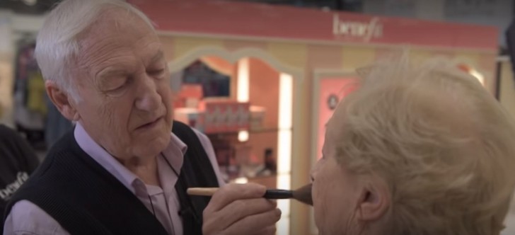 Kvinnan håller på att förlora synen så mannen lär sig att sminka henne vid 84 års ålder - 6