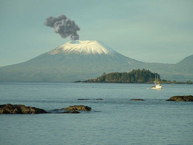 1. Am Morgen des 1. April 1974 wachten die Bewohner von Stika, Alaska, mit einer schwarzen Rauchsäule aus dem ruhenden Vulkan Mount Edgecumbe auf...