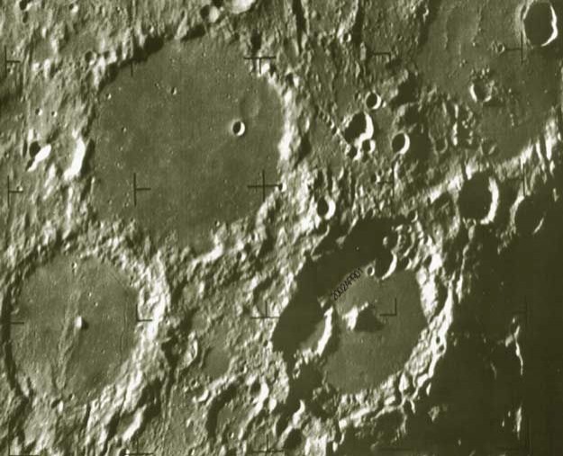 10. En 2002, la NASA a publié une photo montrant que la surface lunaire était faite de fromage...