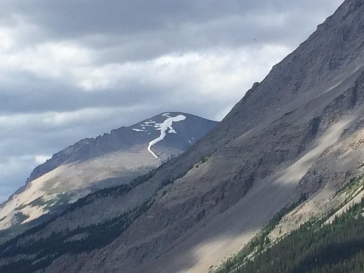 1. La neve in cima a queste montagne sembra una lucertola!