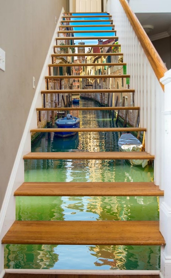 6. Scendere le scale e ritrovarsi magicamente in uno dei pittoreschi canali veneziani. Questa si che è magia!