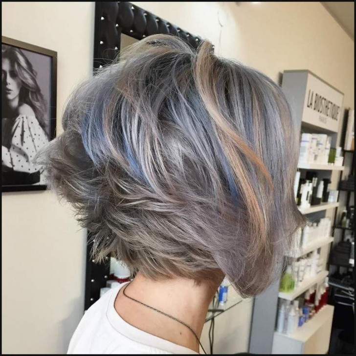 Vill du inte ge upp färgning? Vad sägs om dessa blåa toner i det gråa håret?