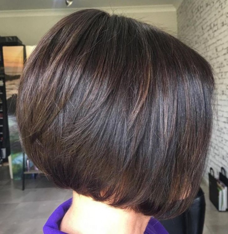 Short haircuts are also suitable for straight hair! How about this chic short bob hairstyle?