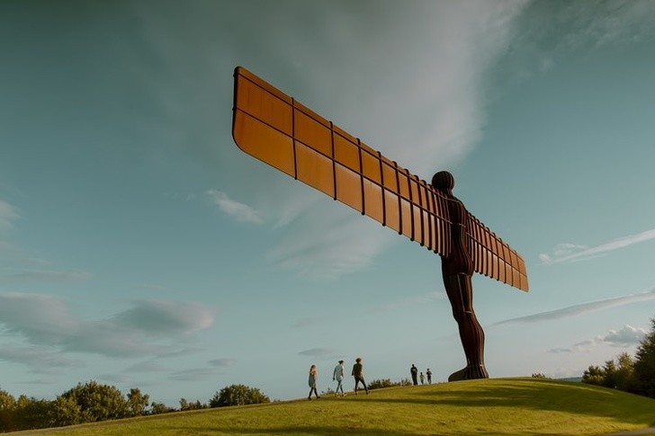 10. Diese riesige Statue namens "The Northern Aegean" befindet sich in England, ist 20 Meter hoch und hat 54 Meter breite Flügel