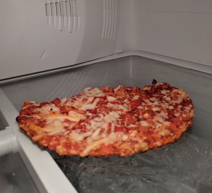13. Voilà comment son mari met la nourriture dans le frigo.