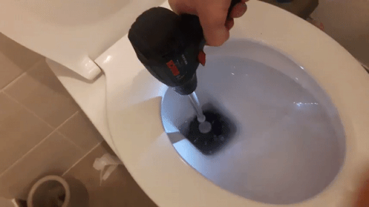 14. Ideia genial para limpar o water.