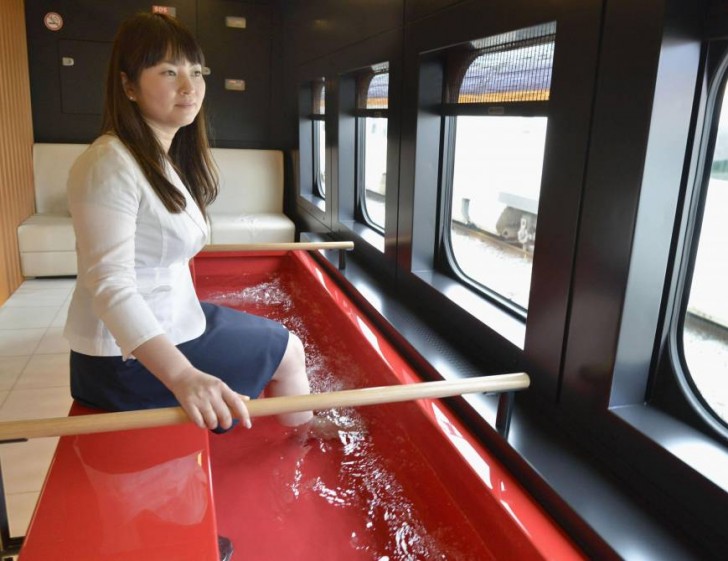 Dans les trains Yamagata, les passagers peuvent passer le temps en immergeant leurs jambes dans des bassins spéciaux pour des bains de pieds relaxants!