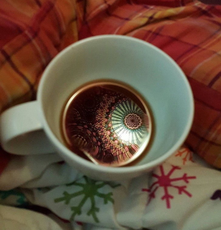 Une œuvre d'art de tapisserie dans l'espace minuscule d'une tasse de café !