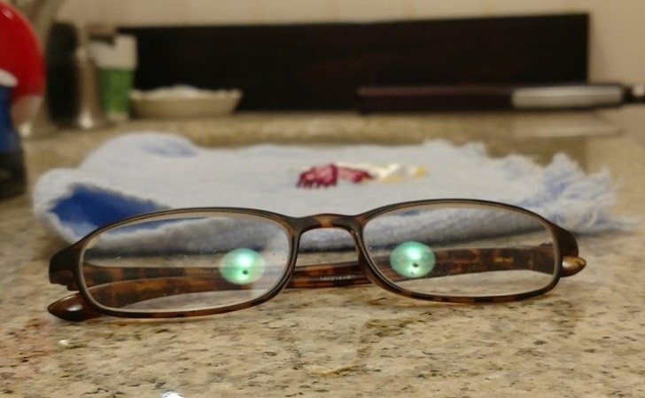 Dans ces lunettes vivent des yeux inquiétants...