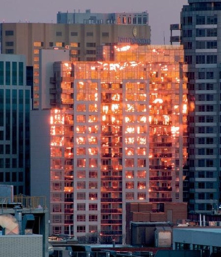 Può sembrare che l'edificio di fronte sia in fiamme... ma è soltanto l'incredibile riflesso del sole al tramonto.