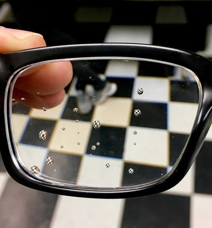 Il motivo a scacchi del pavimento ha creato dei riverberi di acqua e luce sulla lente degli occhiali stupefacente!