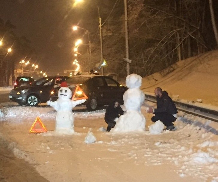 Warten auf die Ankunft der Verkehrspolizei. Warum nicht versuchen, einen Schneemann zu bauen, um die Spannung zu verringern?