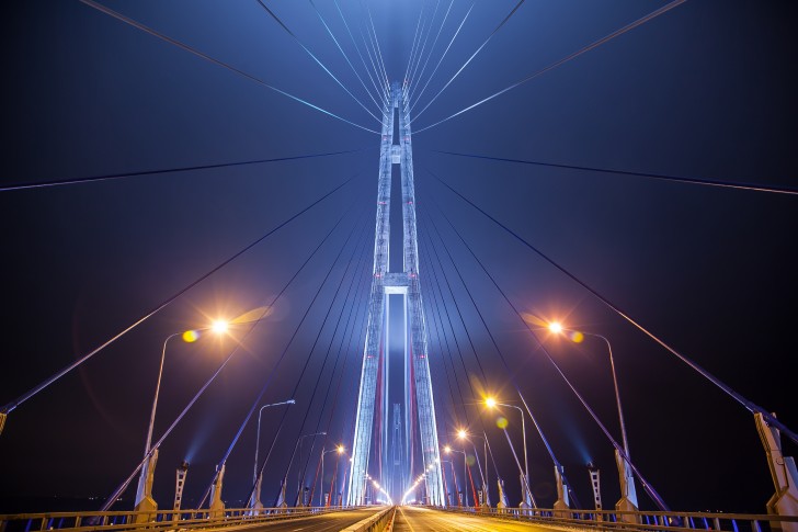 On dirait l'imposant pont de Brooklyn, mais ce n'est pas le cas : nous sommes plutôt dans la ville russe de Vladivostok !