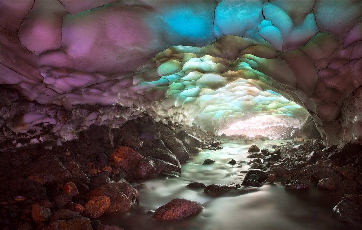 Zu den Wundern, die Sie in der Region Kamchatcka bewundern können, gehört eine wunderschöne Eishöhle!