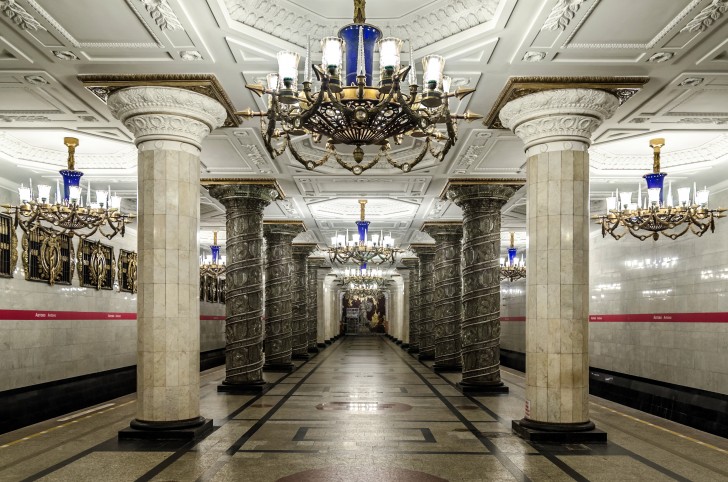 Es sieht aus wie die Lobby eines Luxushotels, aber das ist es nicht. Es ist nur die U-Bahn-Station St. Petersburg!