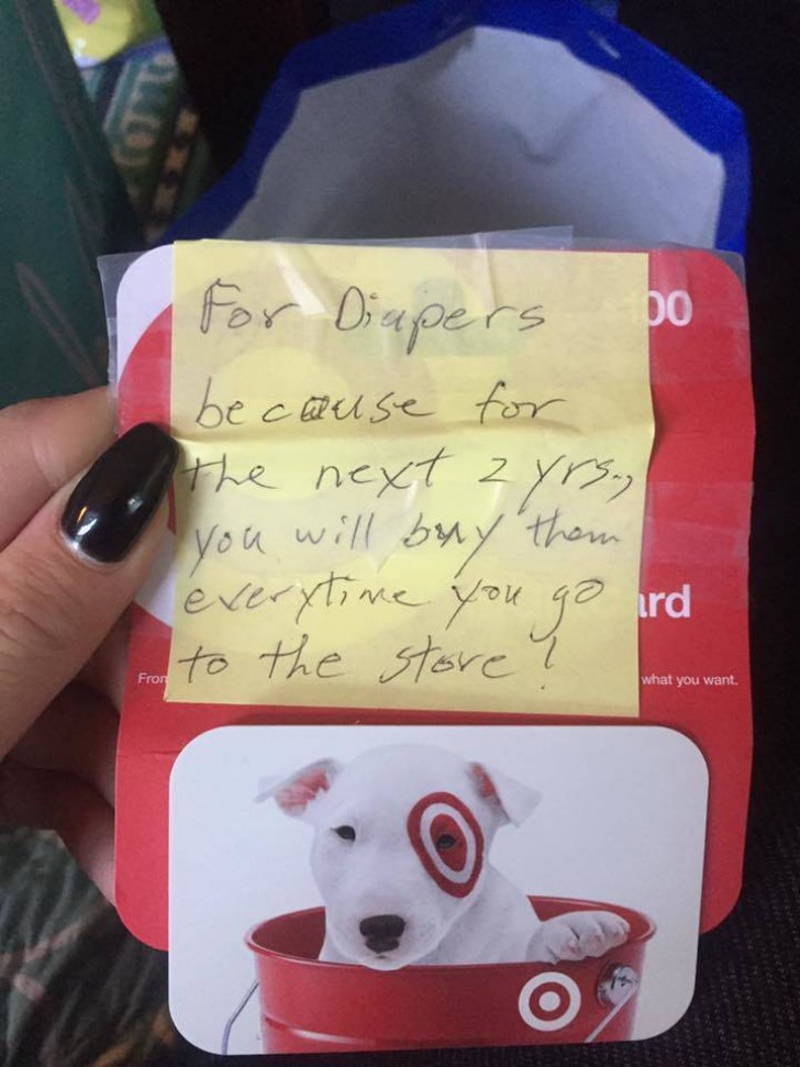 4. Una generosa gift card per il supermercato - "Questa è per i pannolini, perché per i prossimi due anni li dovrai comprare ogni volta che andrai al supermercato!"