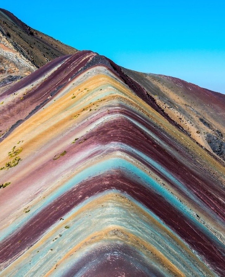 Parmi les endroits les plus enchanteurs d'Amérique du Sud, voici les couleurs extraordinaires de Vinicunca, appelée "montagne arc-en-ciel", au Pérou.