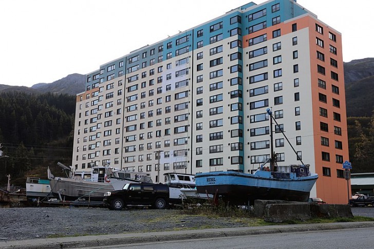 La ville de Whittier en Alaska compte seulement 214 habitants, et tous vivent dans le même bâtiment.