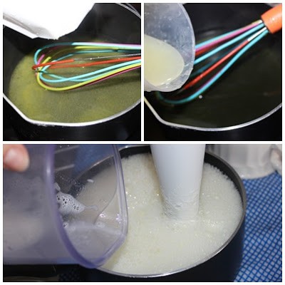 1. Die Gelatine im Wasser erhitzen, bis sie sich vollständig auflöst; wenn sie abgekühlt ist, mit Zitronensaft, Milch und Zucker mischen. Mit Hilfe eines Mixers gut mischen.