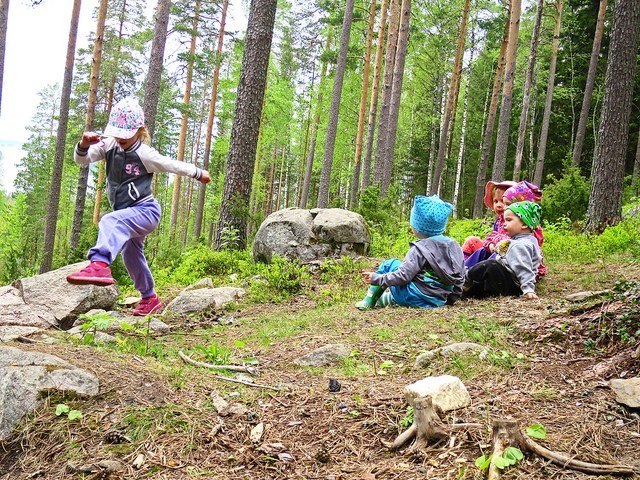 Finlands skolsystem är bland de bästa i världen och barnen börjar inte i skolan förrän de är 7 år gamla precis som i Sverige - 1