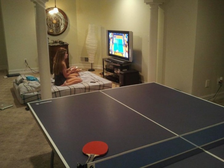Dieses Mädchen hat zu Hause einen Tischtennistisch.... aber sie zieht immer noch die Videospielversion vor.
