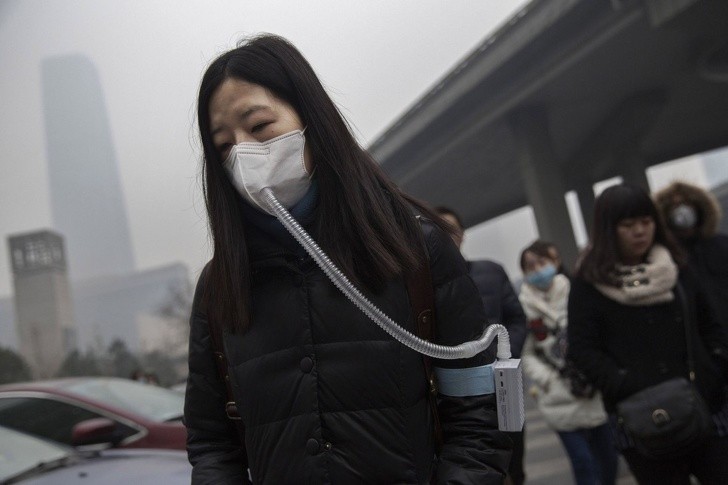 6. In alcune metropoli cinesi le persone sono costrette a indossare maschere per proteggere i polmoni dall'inquinamento atmosferico