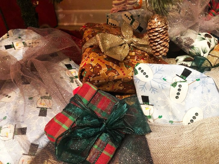 11. Cette famille a décidé d'emballer les cadeaux de Noël avec des serviettes réutilisables.