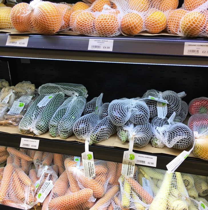 24. Ce supermarché vend des fruits et légumes en filets biodégradables.