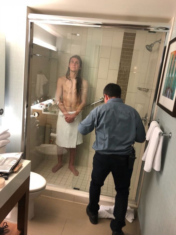 3. Ce type est resté coincé dans la douche pendant 3 heures. Heureusement, un hôtelier a finalement répondu aux appels à l'aide !