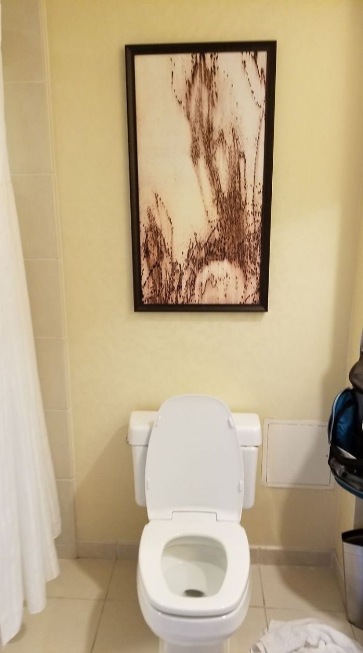 4. Une peinture "artistique" placée au-dessus des toilettes.