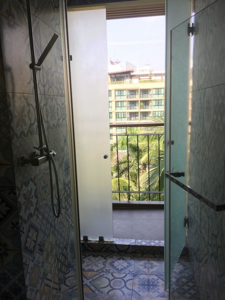 6. La fenêtre pour accéder au balcon de la salle de bain est située dans la douche.