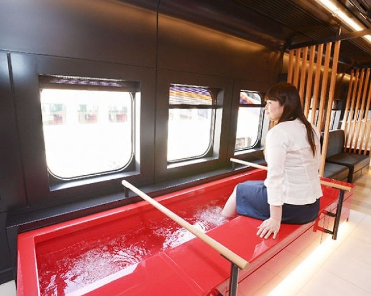 10. Ein entspannendes Fußbad während der Zugfahrt auf der Strecke Yamagata Shinkansen.