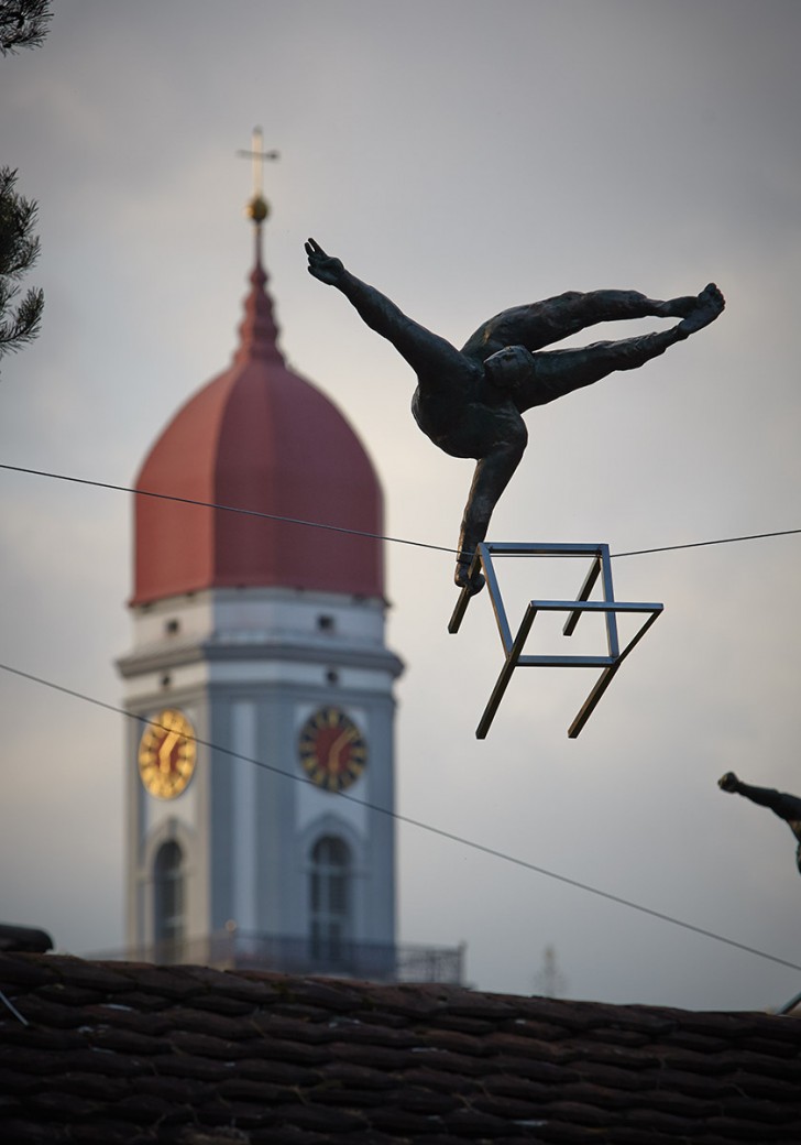 6. Jerzy Kędziora avec ses funambules en équilibre dans les villes.