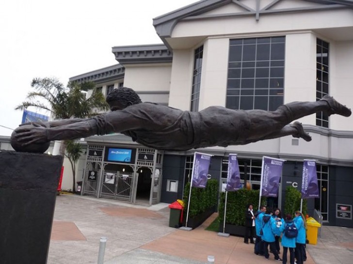 13. Eine Skulptur zu Ehren des berühmten neuseeländischen Rugby-Spielers Michael Jones