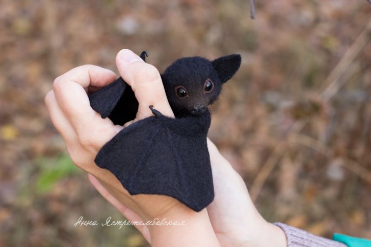 Tra le sue creazioni più famose c'è questo adorabile pipistrello.