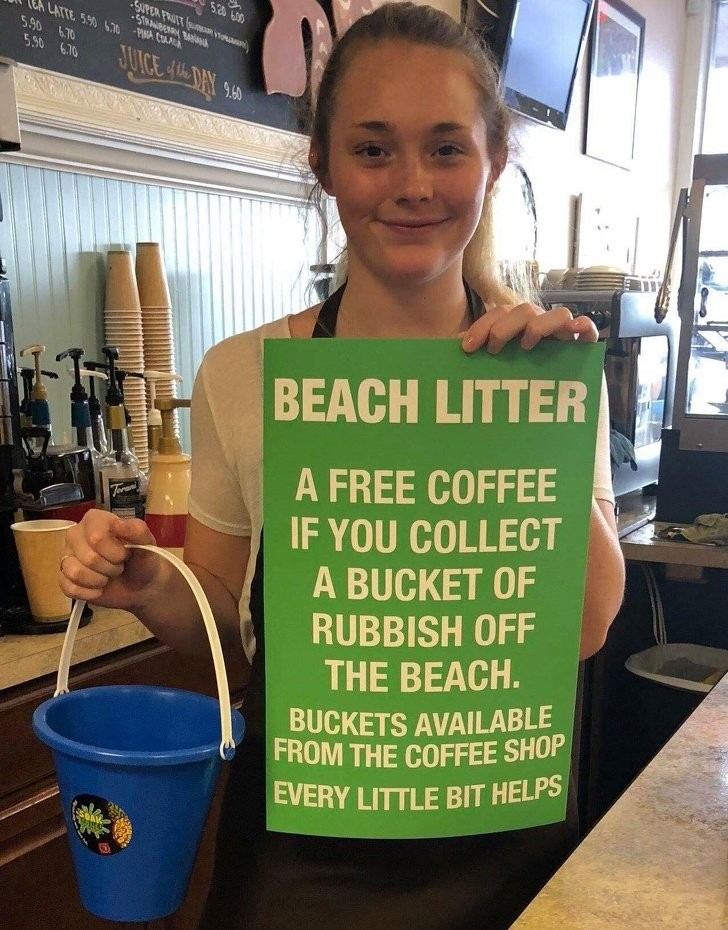 10. Un café gratuit en l'échange d'un seau rempli de déchets prélevés sur la plage : une curieuse initiative pour une mer plus propre !