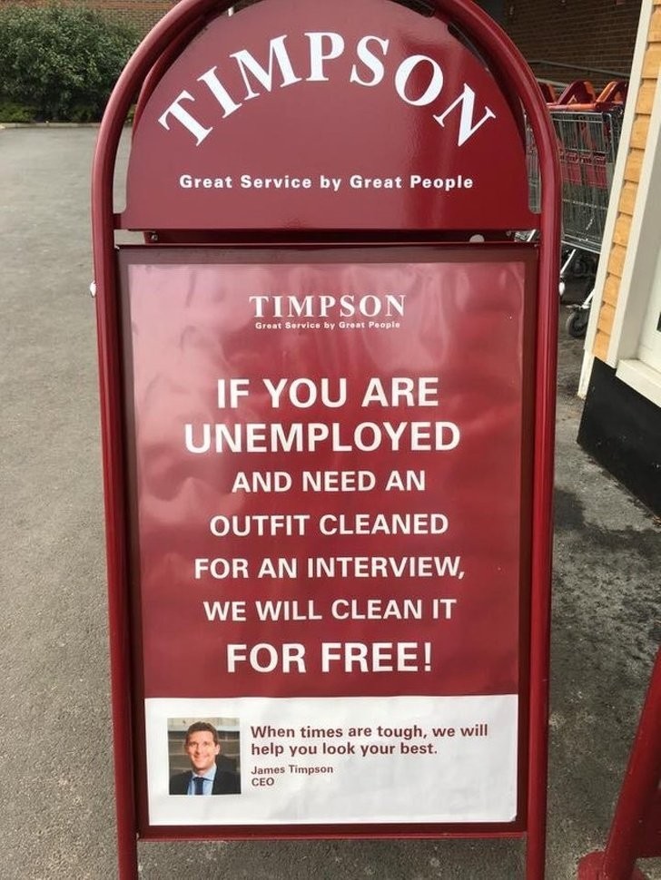 2. Il cartello recita: "Se sei disoccupato e hai bisogno di un vestito pulito per un colloquio, te ne puliremo uno gratuitamente!"