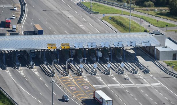 In Italia il primo casello autostradale al mondo che sfrutta il rallentamento dei mezzi per generare energia pulita - 1