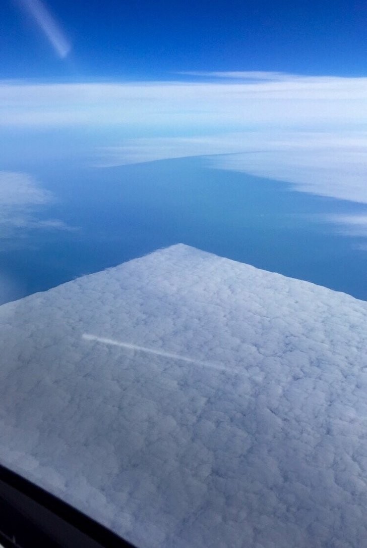 Un quadrato perfetto di nuvole visto a bordo di un aeroplano....