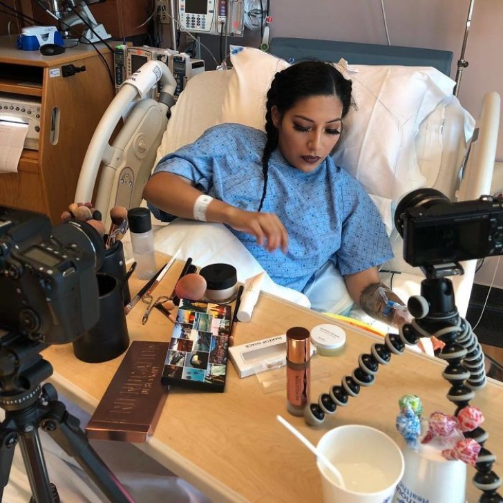 This woman's passion for make-up is not denied even during labor.